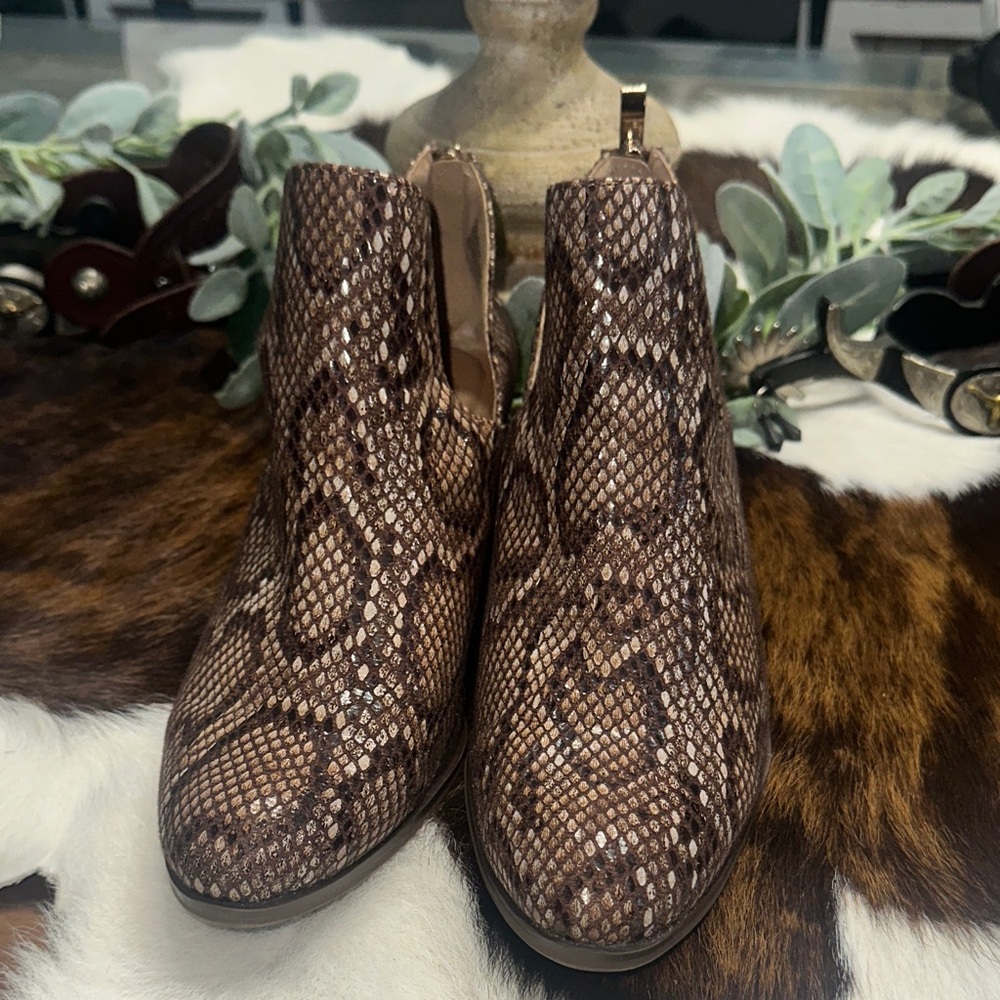 Like new conditionNew Directions Tan Snake Print Ankle Booties